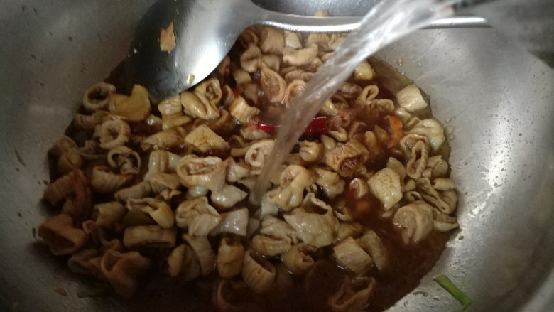 超级下饭的爆炒卤肥肠,加入开水,没过材料即可