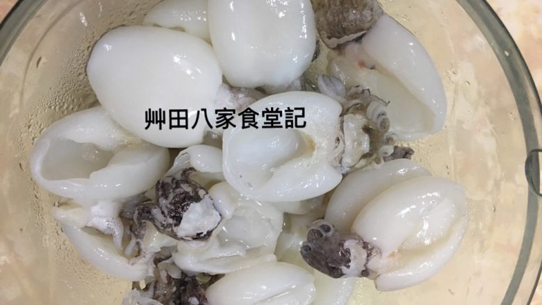 竹筍海味鹹粥,一口小花枝切開清除內臟洗淨備用