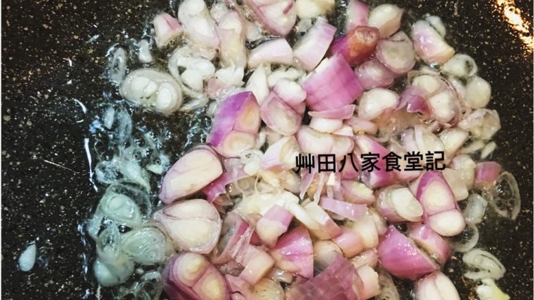 竹筍海味鹹粥,熱一油鍋放入紅蔥頭爆香