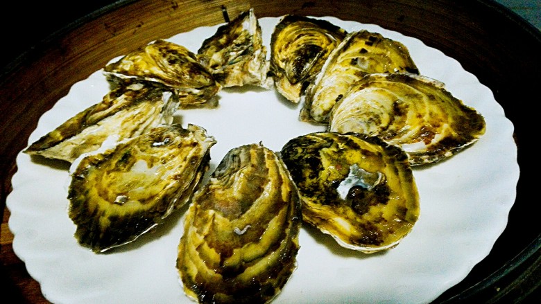 烤三鲜拼盘,另一锅咱来蒸<a style='color:red;display:inline-block;' href='/shicai/ 200'>生蚝</a>,只要蒸到有开一点缝即可,借助工具慢慢撬开,去一边壳。