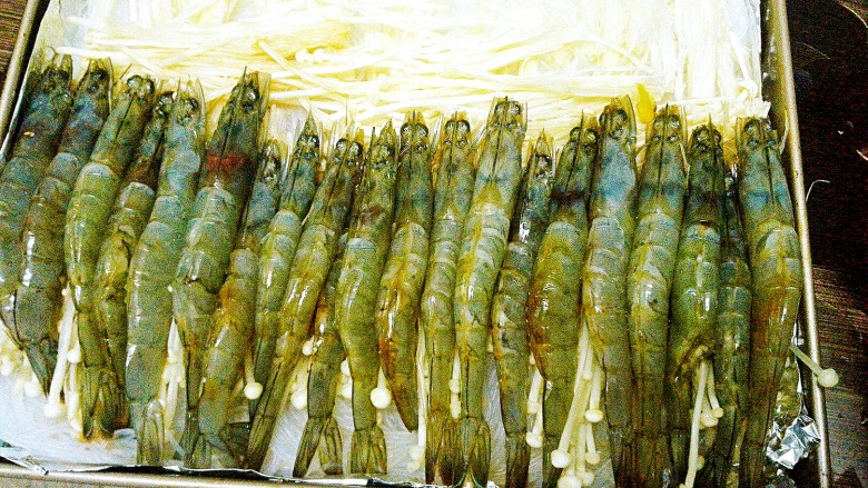 烤三鲜拼盘,从冰箱里取出腌制好的虾,摆入盘中