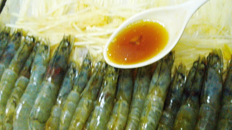 烤三鲜拼盘,把腌虾的汁,分两次均匀淋到盘中,