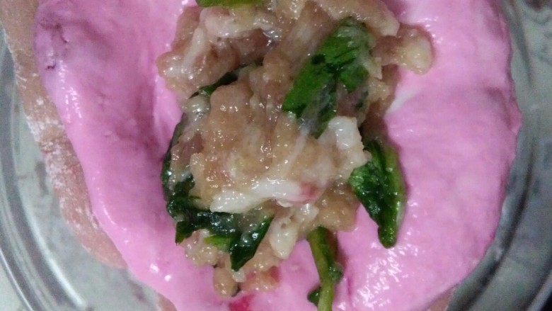 饺子蒸面,包入调好的<a style='color:red;display:inline-block;' href='/shicai/ 414'>猪肉</a>馅