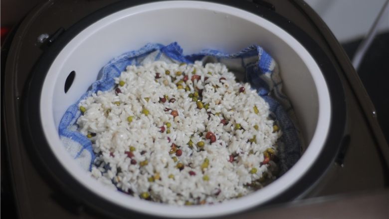 椰汁八宝饭,将电饭锅的蒸盘铺上干净的纱布,把泡好的<a style='color:red;display:inline-block;' href='/shicai/ 498'>糯米</a>倒进去