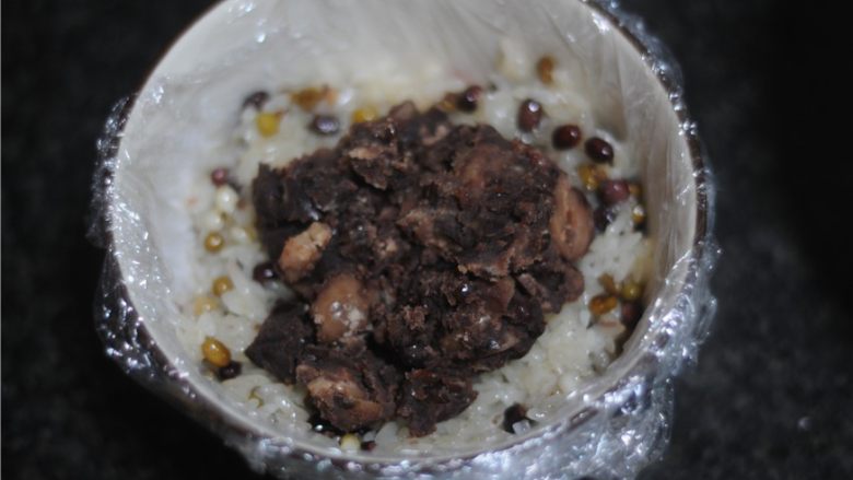 椰汁八宝饭,处理好的糯米饭铺在碗底,放入一层<a style='color:red;display:inline-block;' href='/shicai/ 3607'>红豆</a>泥