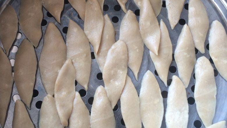 坝上名吃-炒莜面鱼,蒸锅烧开水后,上锅蒸10分钟,蒸熟后取出晾凉。
