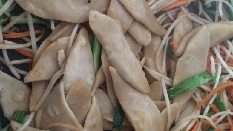 坝上名吃-炒莜面鱼,放入莜面鱼翻炒均匀,
