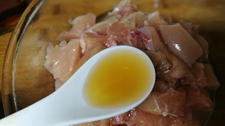 健康无油燕麦鸡米花,倒出水,开始腌制鸡肉。先忘鸡肉丁中加1勺<a style='color:red;display:inline-block;' href='/shicai/ 718'>料酒</a>