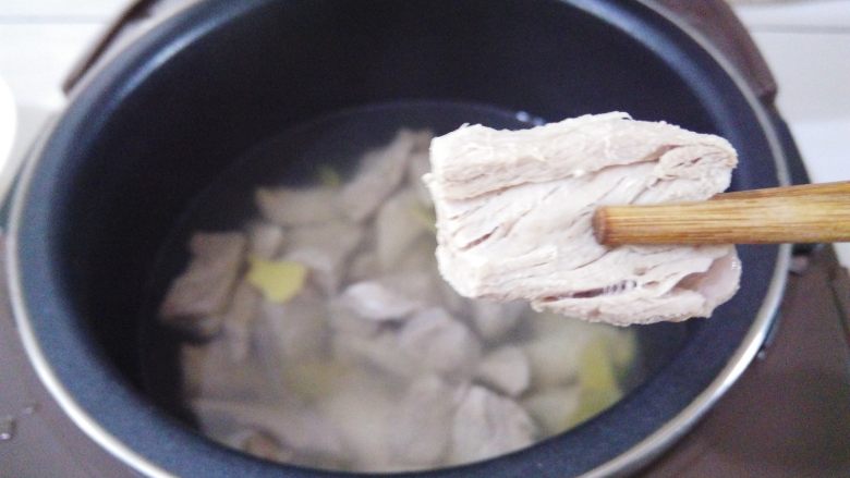 香酥猪肉蓉——宝宝辅食,煮到用筷子夹起肉块,用手能轻松的捏开肉就可以了
