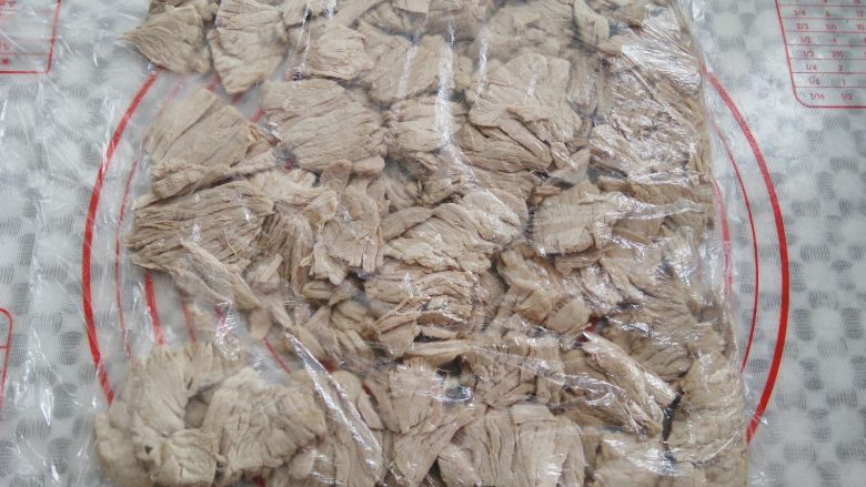 香酥猪肉蓉——宝宝辅食,肉块用保鲜袋装起来,用擀面杖擀松