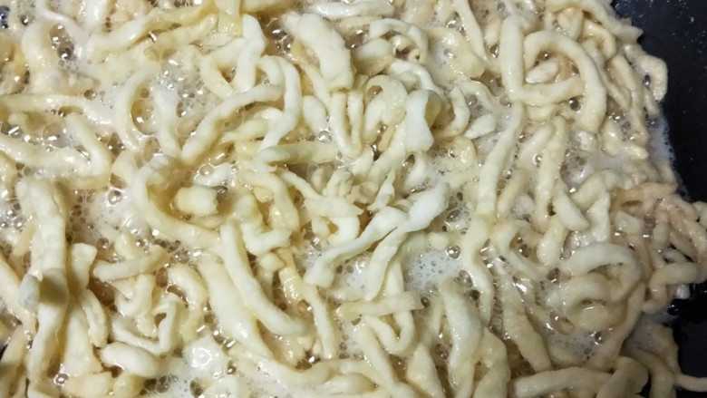 棉花糖蔓越莓沙琪玛,面条放入油中,炸至微微上色发黄就捞出来,不要炸过了