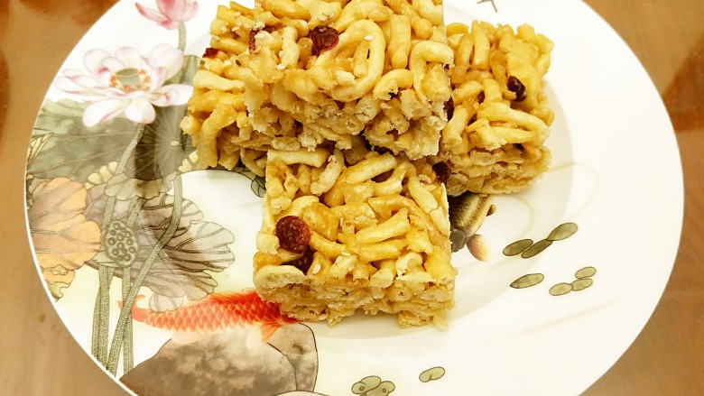 棉花糖蔓越莓沙琪玛,凉透后,从模具中取出,切块即可