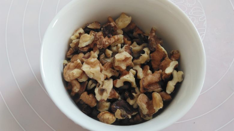 格兰诺拉水果麦片,核桃去壳,烤箱200度烤5分钟,烤好后分成小颗粒