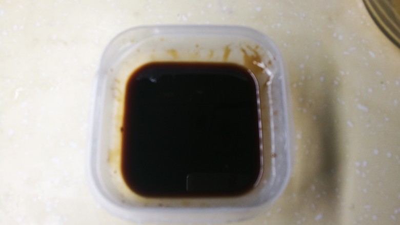 无油阿拉棒,黑糖隔水融化(捣碎比较好操作),或者微波炉加热融化。