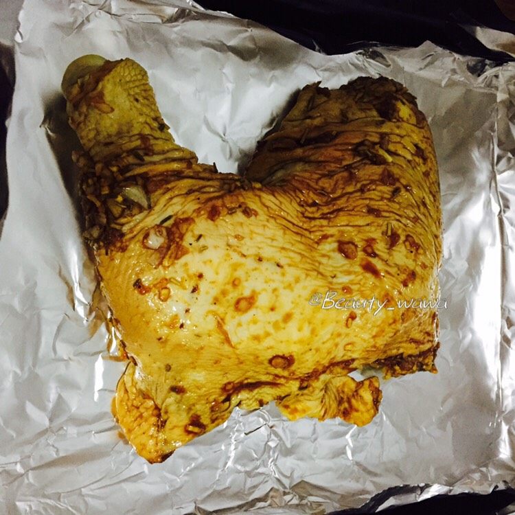 迷迭香蜂蜜柠檬烤鸡腿
娃娃健身餐,烤箱提前预热好,取出腌好的鸡腿放在锡纸上。