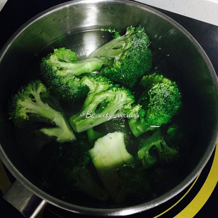 迷迭香蜂蜜柠檬烤鸡腿
娃娃健身餐,西兰花放入开水中,加少许盐绰烫,变软即可捞出