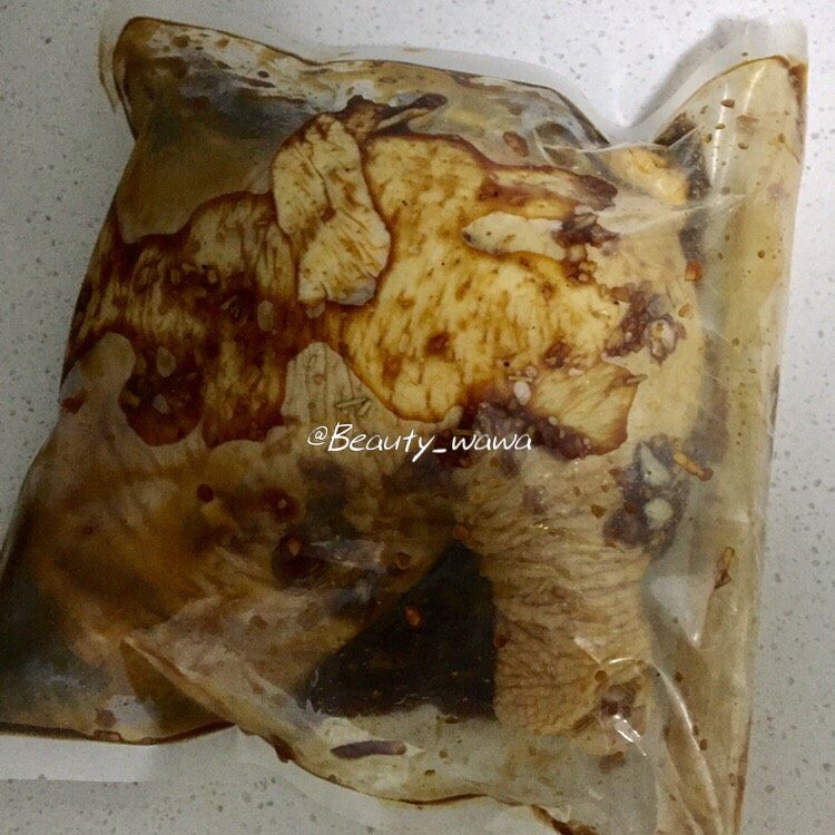 迷迭香蜂蜜柠檬烤鸡腿
娃娃健身餐,放入密封袋中,冰箱冷藏腌制一晚