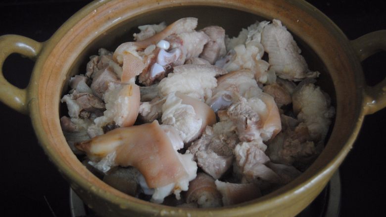 柠檬猪蹄,放入砂锅内,加入<a style='color:red;display:inline-block;' href='/shicai/ 86474'>干辣椒</a>