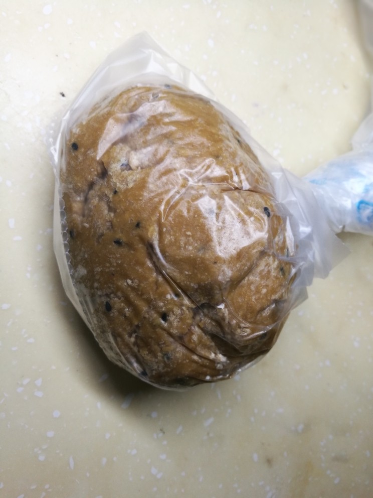 无油阿拉棒,把揉好的面团装入保鲜袋,放冰箱冷藏半小时。或者直接封保鲜膜再放冰箱