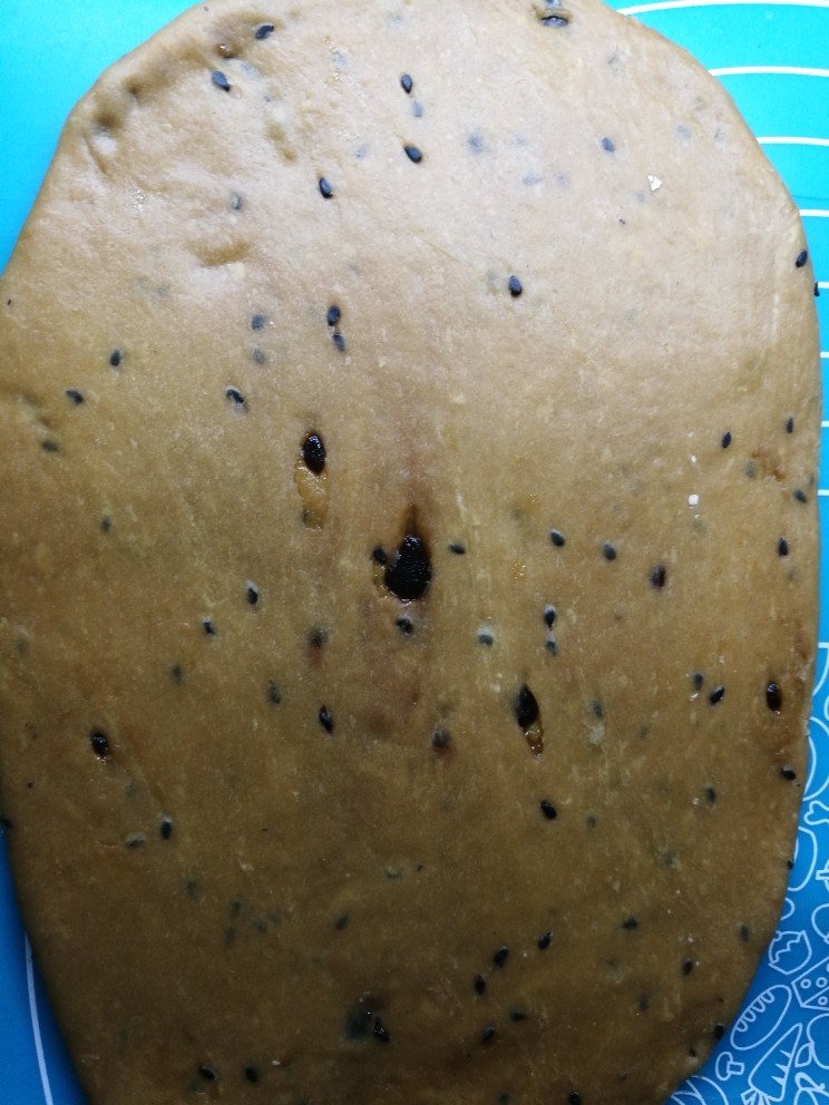 无油阿拉棒,醒好面团后,擀成2厘米厚度的薄片,尽量擀成长方形