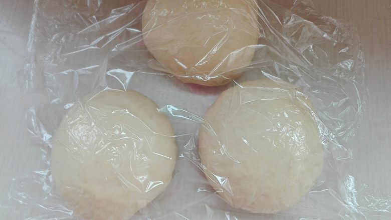 淡奶油土司,揉好的面团等分三份,滚圆盖保鲜膜醒发30分钟