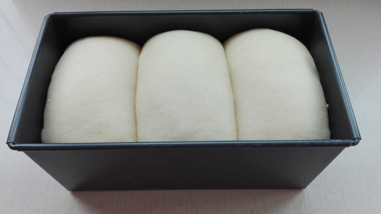 淡奶油土司,烤箱预热,放碗热水,大约发酵50分钟,发酵至约模具八分,表面刷层蛋液