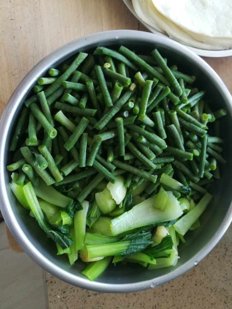 懒人消夏福利“懒凉皮”,焯制好的配菜自然冷却，不可过凉水