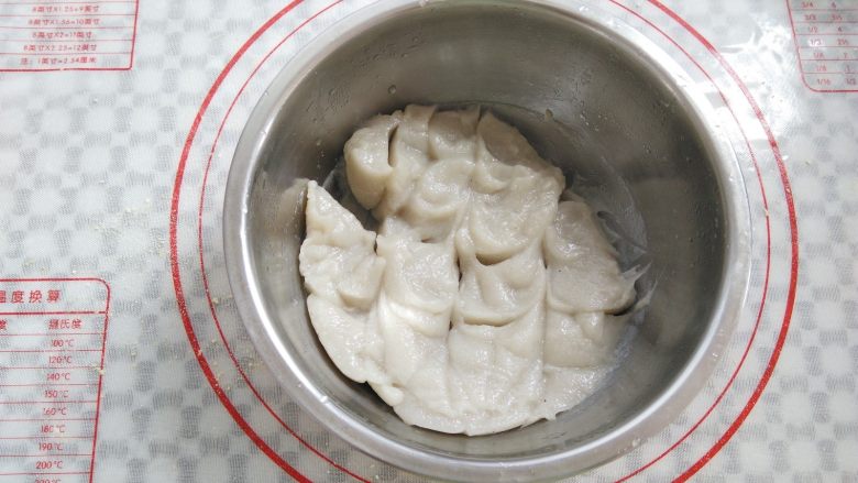 北京名点——驴打滚, 在面团里随意的划拉几下,快速散热