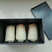 牛奶土司,依次放入模具中,烤箱放盘热水,二次发酵