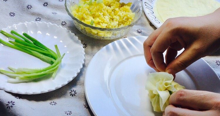 福袋黄金饭,用葱段收口打结!再次叮嘱,东西一定轻柔!福袋黄金饭就做好了!当然不想吃饭的,也可以包上任意你喜欢的食材