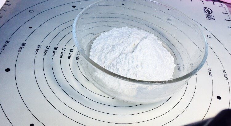 福袋黄金饭,普通面粉100克,这里选用普通面粉即可,一般为中筋面粉!做包子馒头都可以的!