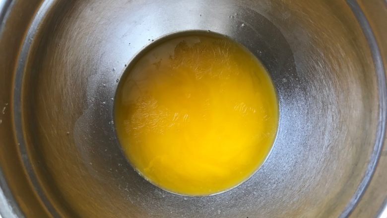 鱼之恋芝士蛋糕,黄油溶化(可以和奶油奶酪一起隔水加热)。