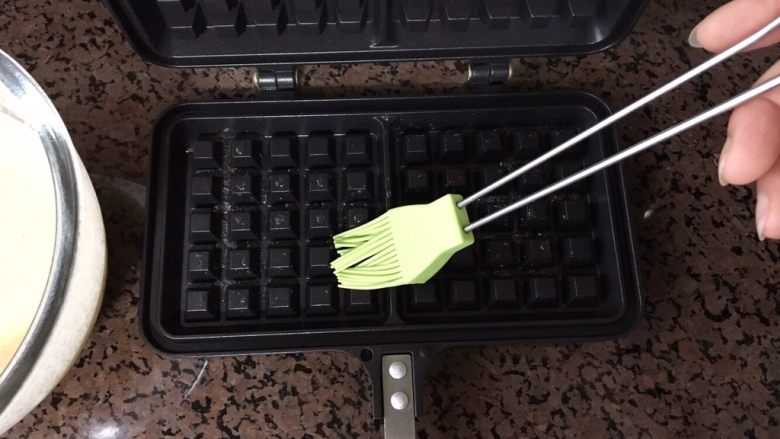 华夫饼,模具预热,刷上薄油。