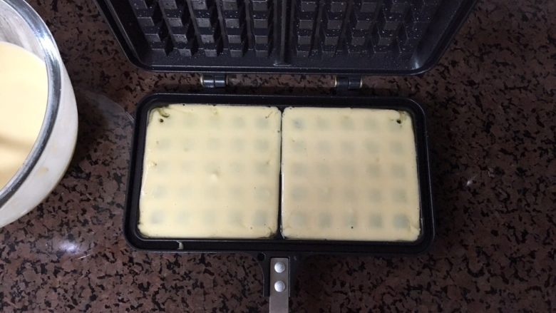 华夫饼,倒入三分之一的面糊,注意不要太满了,以免加热膨胀后溢出来。