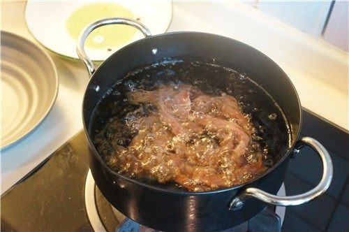 香芒牛柳,油锅加热至140℃左右,快速的炸一下牛柳。