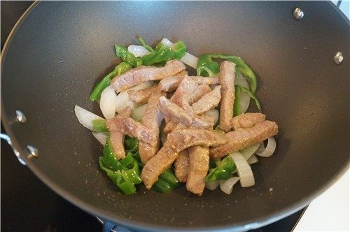 香芒牛柳,放入牛柳,快速翻炒一下。