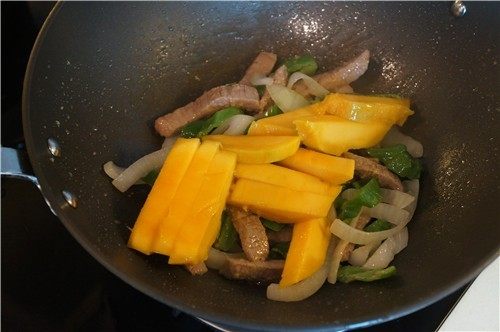 香芒牛柳,放入芒果块,用筷子轻轻拨开。
