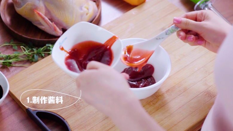 私房炸鸡,将<a style='color:red;display:inline-block;' href='/shicai/ 5264'>叉烧酱</a>，<a style='color:red;display:inline-block;' href='/shicai/ 8494'>海鲜酱</a>，<a style='color:red;display:inline-block;' href='/shicai/ 692'>酱油</a>和盐调制成酱汁。