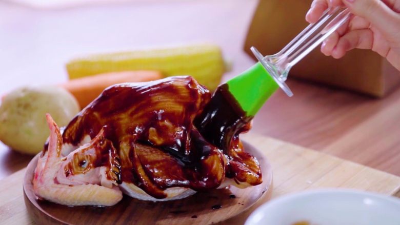 私房炸鸡,将酱汁均匀涂抹在鸡肉上，腌制4个小时。