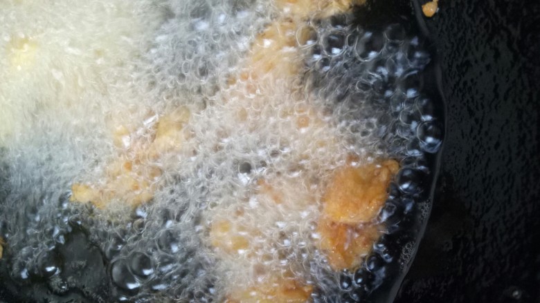 超过瘾!辣子鸡丁,锅内加入油,烧热放入鸡丁