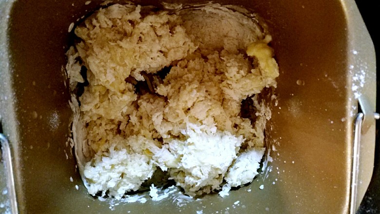 红豆吐司包,用筷子搅拌一下,让面粉和液体大约吸收。