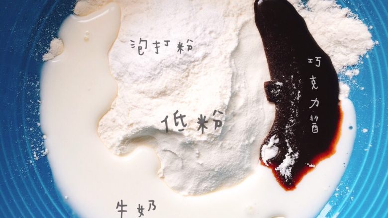 快手微波炉巧克力蛋糕,找一个碗，或者直接在马克杯中，加入低粉，巧克力酱，<a style='color:red;display:inline-block;' href='/shicai/ 702'>泡打粉</a>，<a style='color:red;display:inline-block;' href='/shicai/ 219'>牛奶</a>，搅拌均匀
