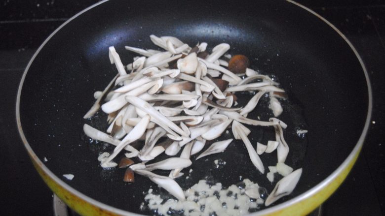 鸡枞菇烧豆腐,倒入鸡枞菇翻炒