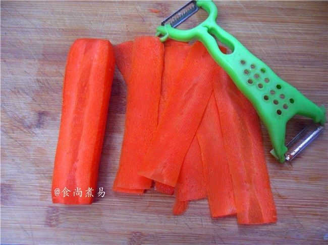 凉拌爽脆双色卷,<a style='color:red;display:inline-block;' href='/shicai/ 25'>胡萝卜</a>洗净去皮,刨成片状