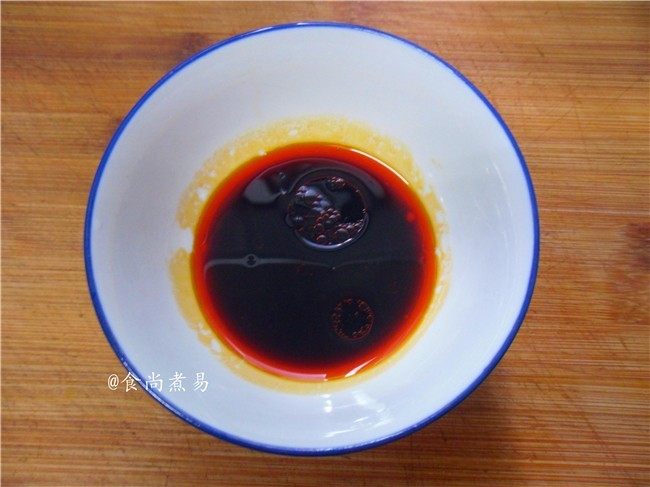 凉拌爽脆双色卷,拌匀,放在一旁待用