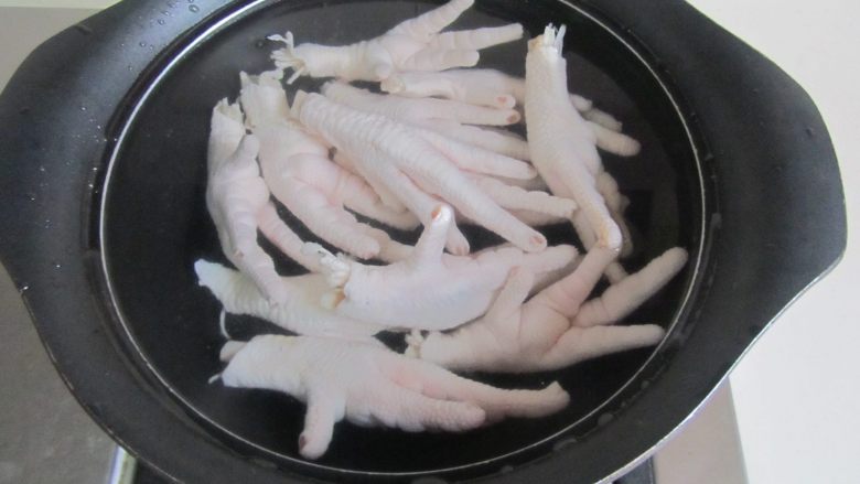 香卤凤爪,将凤爪放入冷水中, 水量要多点, 大火煮开;