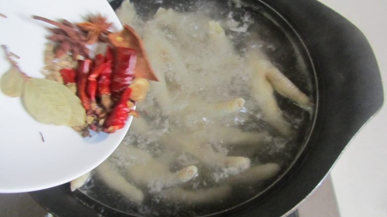 香卤凤爪,再将所有的大料放入锅中;