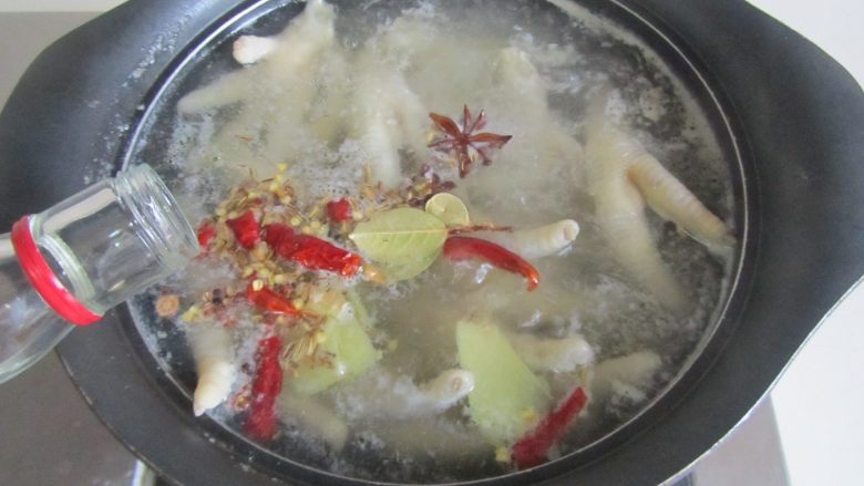 香卤凤爪,倒入适量的高度白酒;