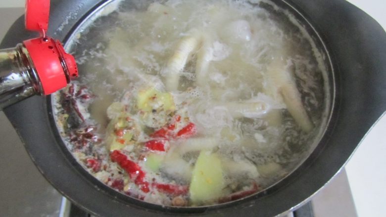 香卤凤爪,倒入适量的<a style='color:red;display:inline-block;' href='/shicai/ 692'>酱油</a>;
