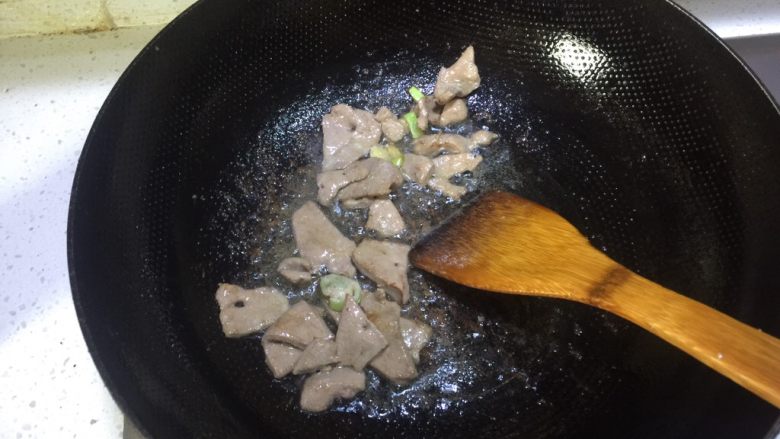 酱爆肝尖,油热后 放入猪肝爆炒 熟透立即出锅 四十秒左右